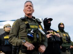 I disordini a Minneapolis interrompono l’operazione di arresto dell’ICE; l’ufficiale perde il dito