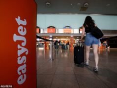 I pacchetti vacanza stanno andando a ruba presso Easyjet, ma le perdite della compagnia aerea colpiscono l’espansione italiana