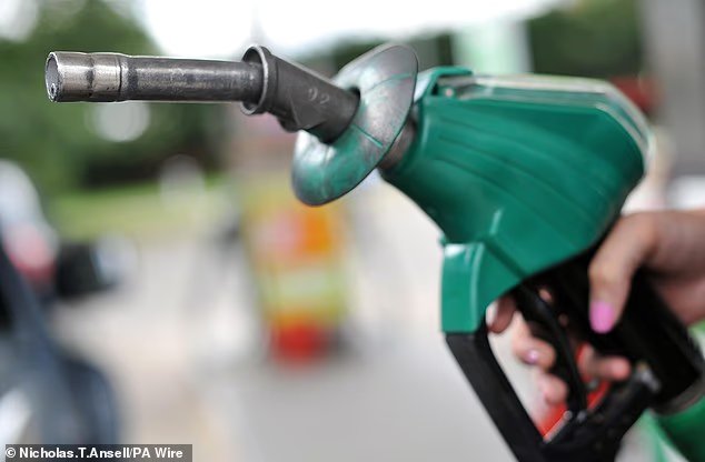 I prezzi della benzina hanno toccato il minimo degli ultimi