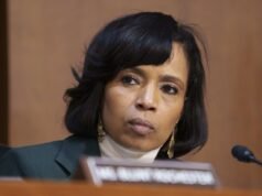 I senatori definiscono “eccessiva” l’acquisizione da parte di Trump del campo da golf di Washington e chiedono risposte