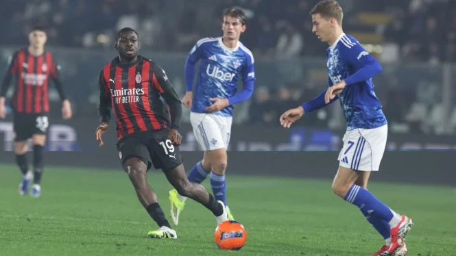 Il Como batte 3-1 in casa, il Milan vince grazie