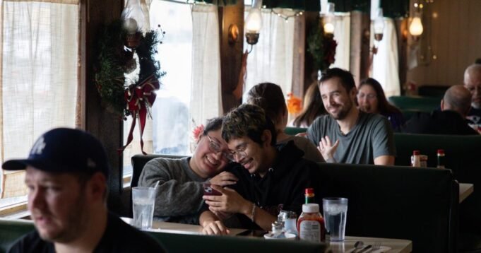 Il Saugus café chiude, i fan piangono; Ha riaperto tra