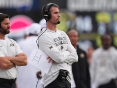 Il coordinatore difensivo dei Colorado Buffs, Robert Livingston, parla con i Dallas Cowboys
