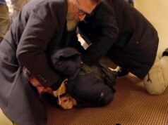 Il deputato Ilhan Omar è stato arrestato dopo aver spruzzato una sostanza sconosciuta