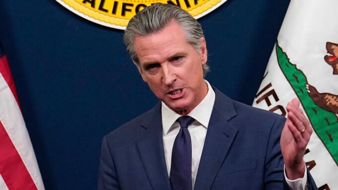 Il governatore Gavin Newsom deve affrontare una reazione progressiva nei