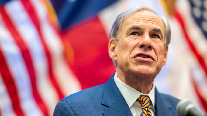 Il governatore del Texas Greg Abbott rilascia una dichiarazione di