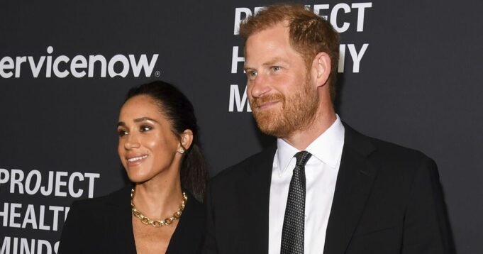 Il principe Harry è "a disagio" mentre Meghan Markle abbraccia