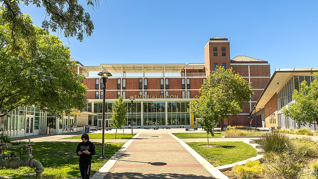 Il professore della UC Davis rimane impiegato dopo essere stato