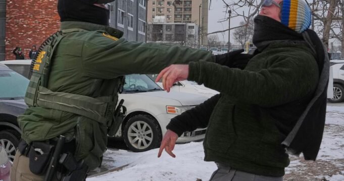 Il programma di Trump vacilla nella risposta alla crisi dopo