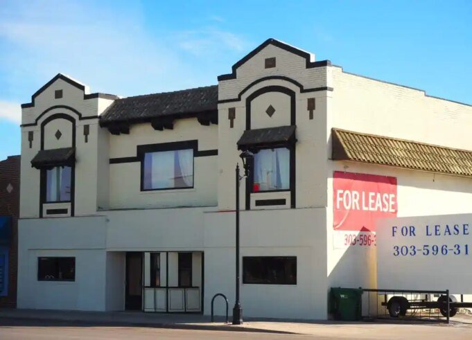 Il proprietario del teatro di South Broadway dichiara bancarotta per