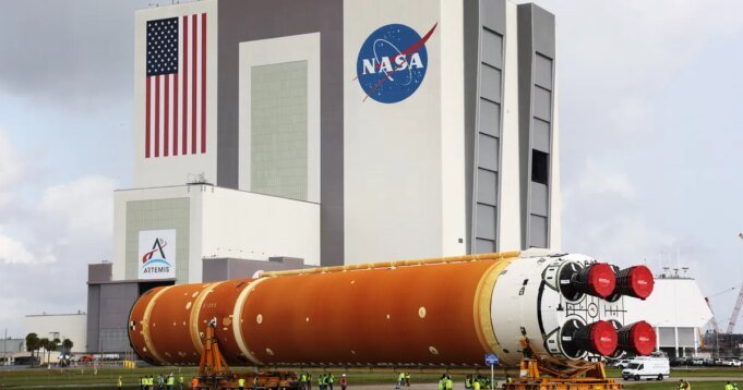 Il razzo Artemis II della NASA si dirige verso la