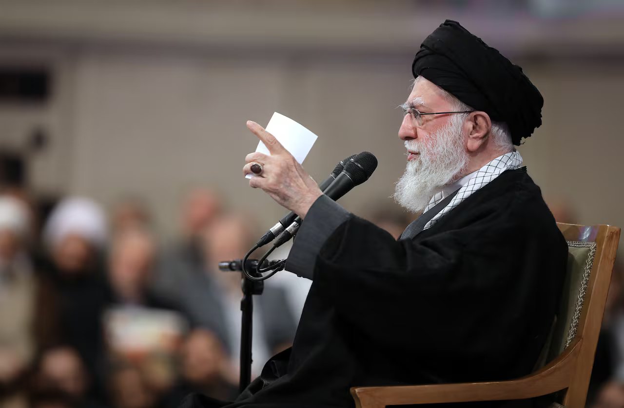 Il leader supremo, l'Ayatollah Ali Khamenei, parla durante una riunione
