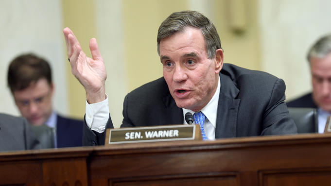 Il senatore Mark Warner afferma che l’amministrazione Biden ha “devastato”