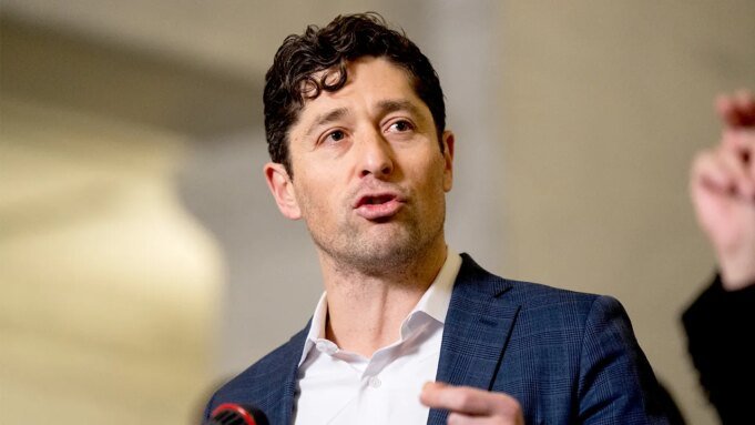 Il sindaco di Minneapolis Jacob Frey ignora il video ICE