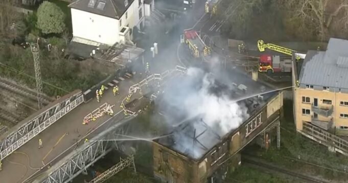 Incendio di Euston LIVE: un enorme incendio causa la cancellazione
