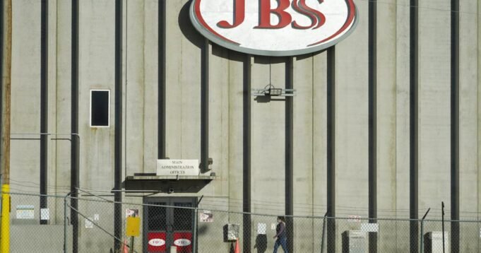 JBS sta chiudendo un impianto di confezionamento della carne in