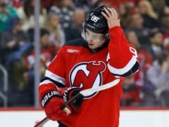 Jack Hughes dei Devils lascia contro i Predators con un apparente infortunio