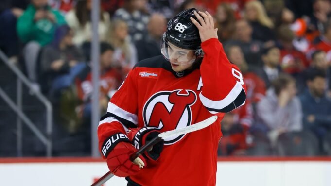 Jack Hughes dei Devils lascia contro i Predators con un