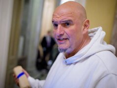 John Fetterman chiede al presidente Trump di licenziare la segretaria del DHS Kristi Noem