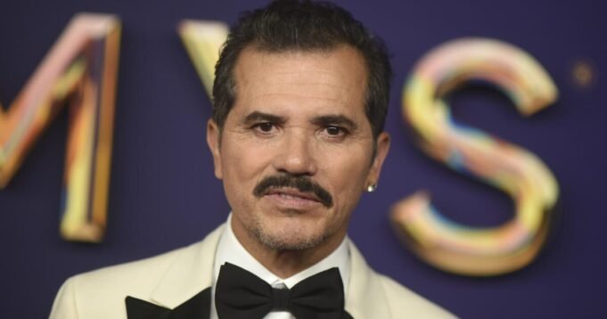 John Leguizamo esorta i fan sostenitori dell'ICE a "non seguirmi"