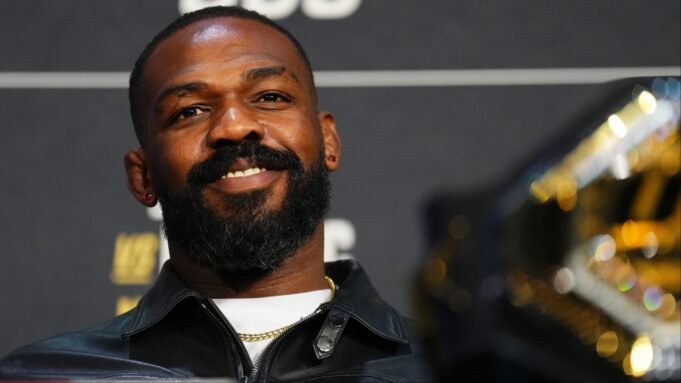 Jon Jones dice ad Alex Pereira di "fare attenzione" mentre