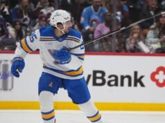 Jordan Kyrou e Jake Neighbours dei Blues lasciano la partita contro gli Stars a causa di un infortunio