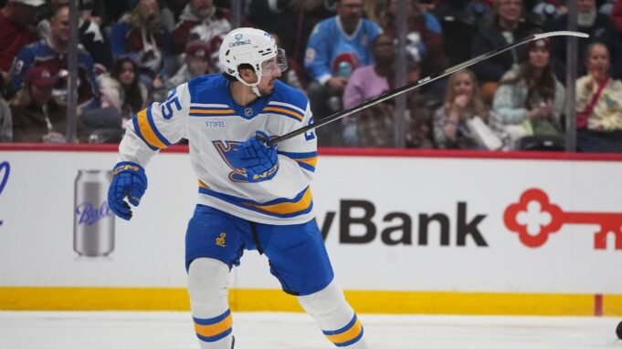 Jordan Kyrou e Jake Neighbours dei Blues lasciano la partita