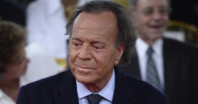 Julio Iglesias nega le accuse di violenza sessuale: "assolutamente false"