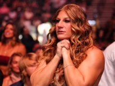 Kayla Harrison mostra la cicatrice operata al collo