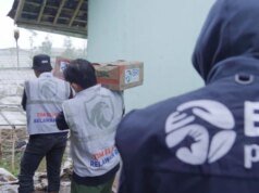 La BRI distribuisce aiuti ai residenti colpiti dalla frana di Peduli Sisarua, nella reggenza di Bandung