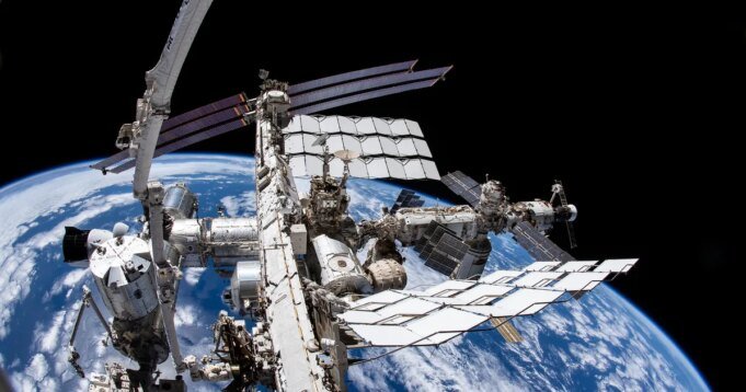 La capsula SpaceX Dragon spinge la ISS a un'altezza record