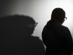 La contea di Los Angeles sospende alcuni pagamenti nel corso delle indagini sulla transazione per violenza sessuale