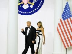 La doppelganger di Melania Trump appare nella matinée di Los Angeles del documentario