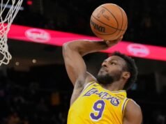 La guardia dei Lakers Brony James si è illuminata durante una brutta sconfitta contro Cleveland
