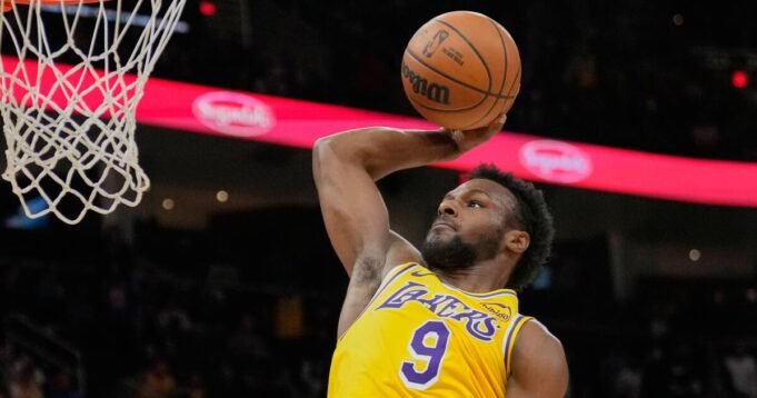 La guardia dei Lakers Brony James si è illuminata durante