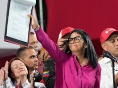 La presidente ad interim del Venezuela Delcy Rodriguez firma la legge sulla privatizzazione del petrolio.