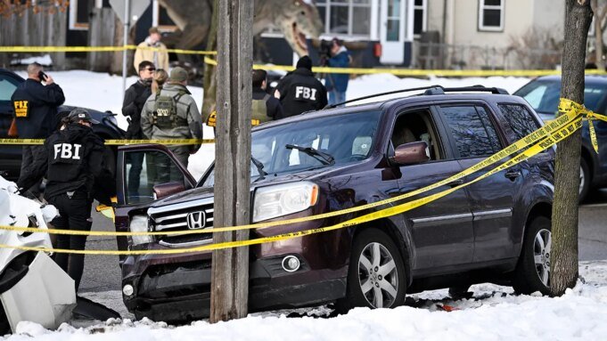 La sparatoria contro un agente dell'ICE scatena una controversia giurisdizionale