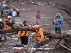 La squadra SAR continua a cercare 65 persone scomparse nella frana di Sisarua, West Bandung