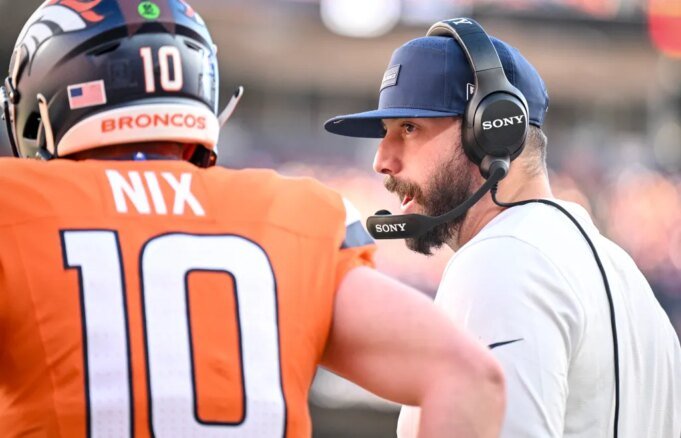 L'allenatore dei Broncos QB Davis Webb si è ritirato dall'inseguimento