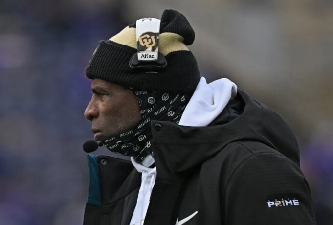 L'allenatore dei Colorado Buffaloes Deion Sanders punisce i giocatori