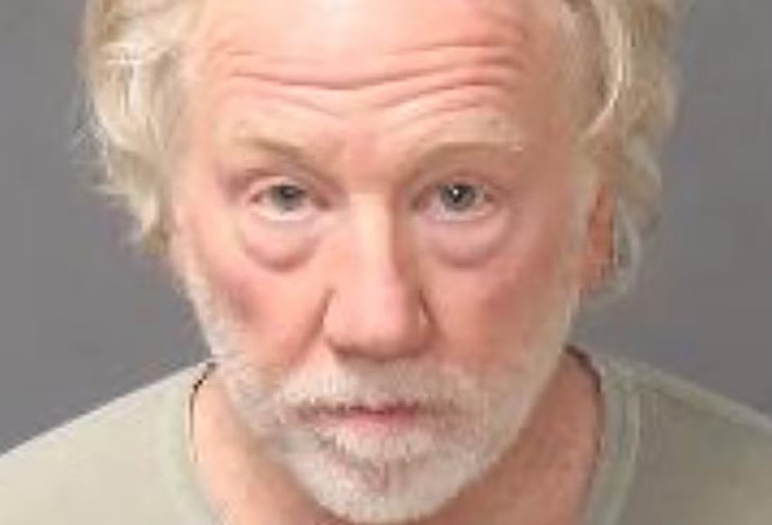 Uomo dalla barba bionda con un top verde chiaro