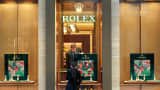 Un operaio aggiusta la vetrina del negozio Rolex giovedì 24 luglio 2025.