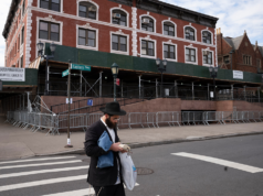 L’autista si è schiantato ripetutamente contro la porta di un locale ebraico a New York. Il sospettato è stato arrestato.