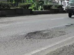 Le buche rappresentano ancora una minaccia per gli automobilisti a Giakarta