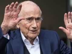 L’ex presidente della FIFA Sepp Blatter sostiene gli appelli a “stare lontano” dalla Coppa del Mondo