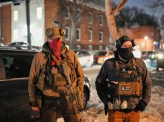 L’incidente con una sparatoria che coinvolge un agente della polizia di frontiera accende il dibattito sui diritti delle armi