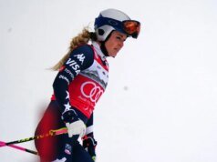 Lindsey Vonn è rimasta zoppicante dopo un incidente nell’ultima gara di discesa preolimpica di Cortina, Milano