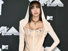 Lisa Blackpink ha socializzato con i residenti locali bloccando la strada per le riprese del film