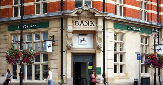 Lloyds e Halifax chiudono 54 filiali nel Regno Unito -