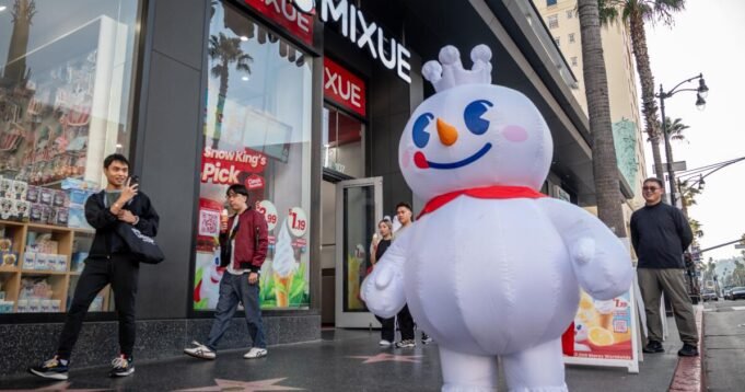 Lo stupido colosso cinese è sbarcato a Hollywood